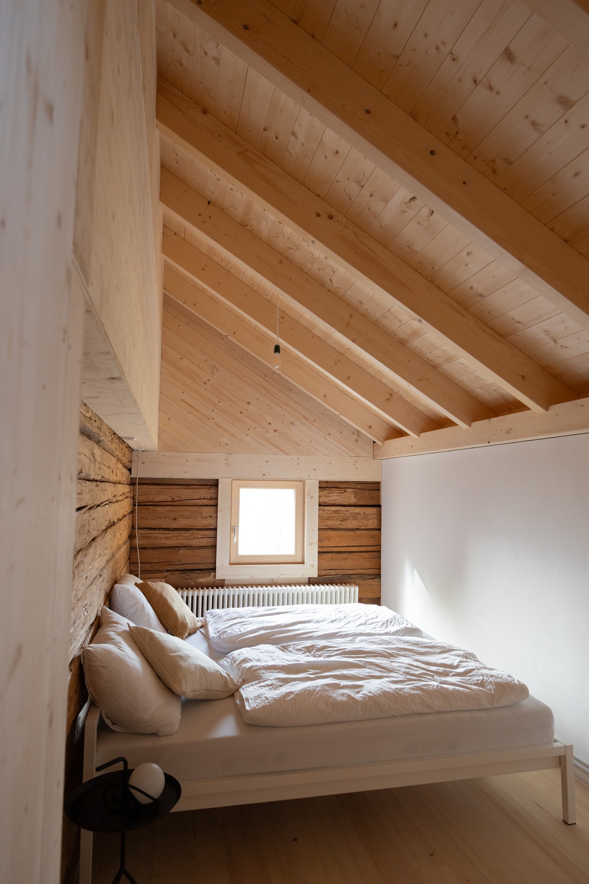 Photo of the large bedroom