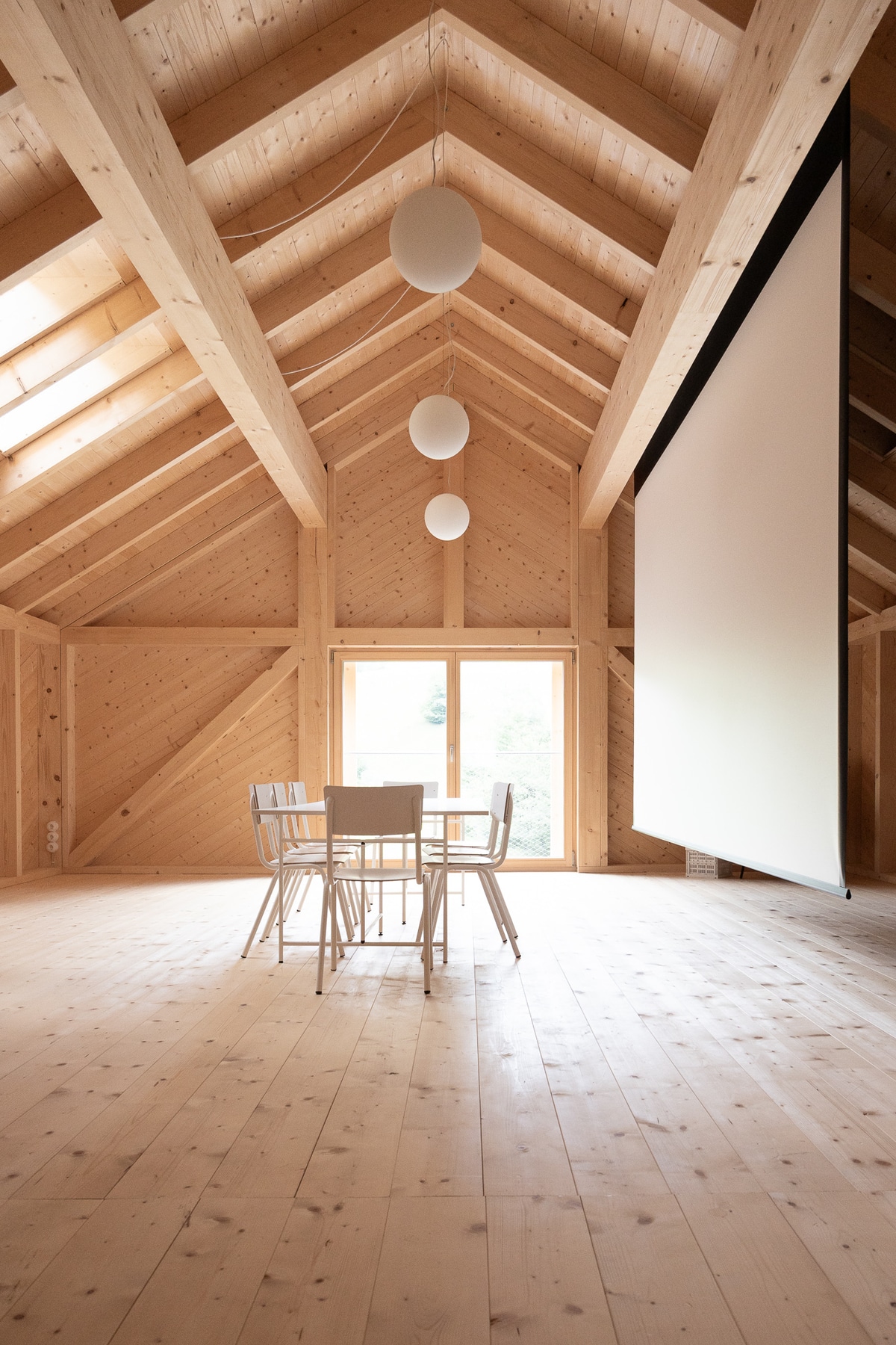Workshop room with projection screen